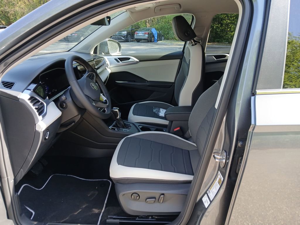New 2026 Volkswagen Taos SE image 9