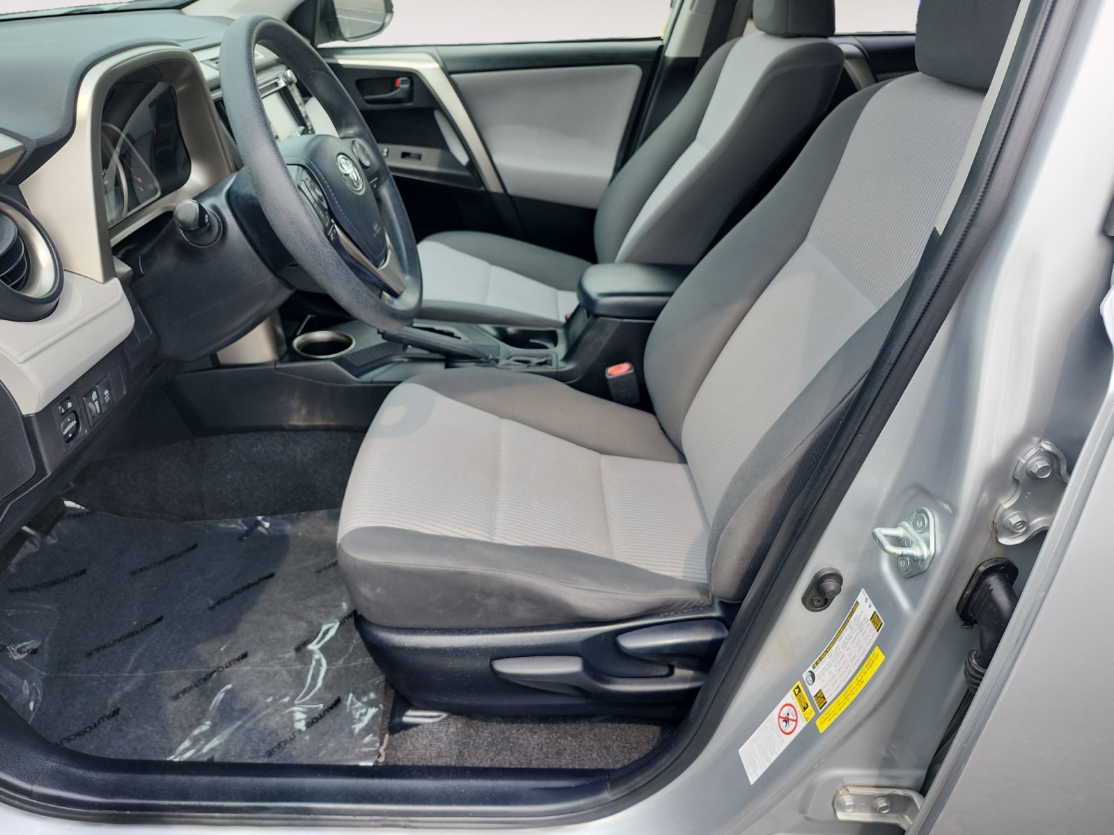 Used 2015 Toyota RAV4 LE FWD image 9