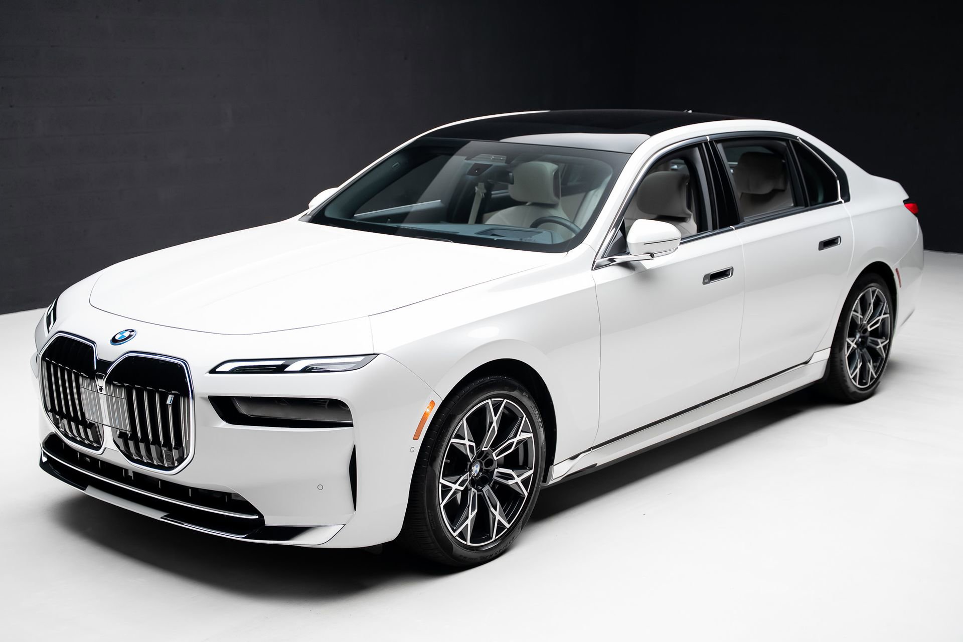 Used 2024 BMW i7 xDrive60 image 5