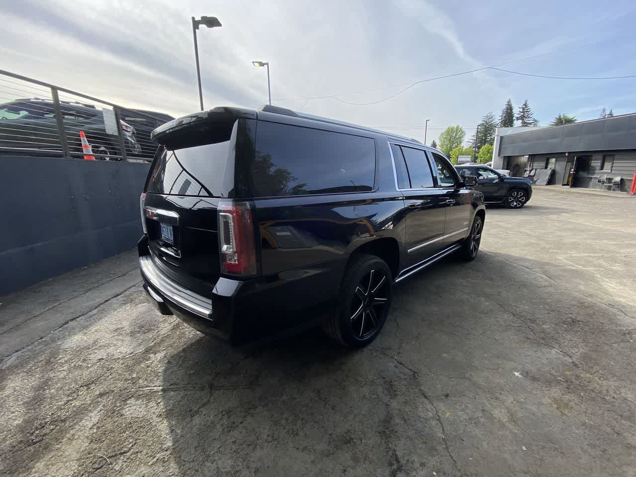 Used 2019 GMC Yukon XL Denali w/ Denali Ultimate Package AWD/4WD image 6