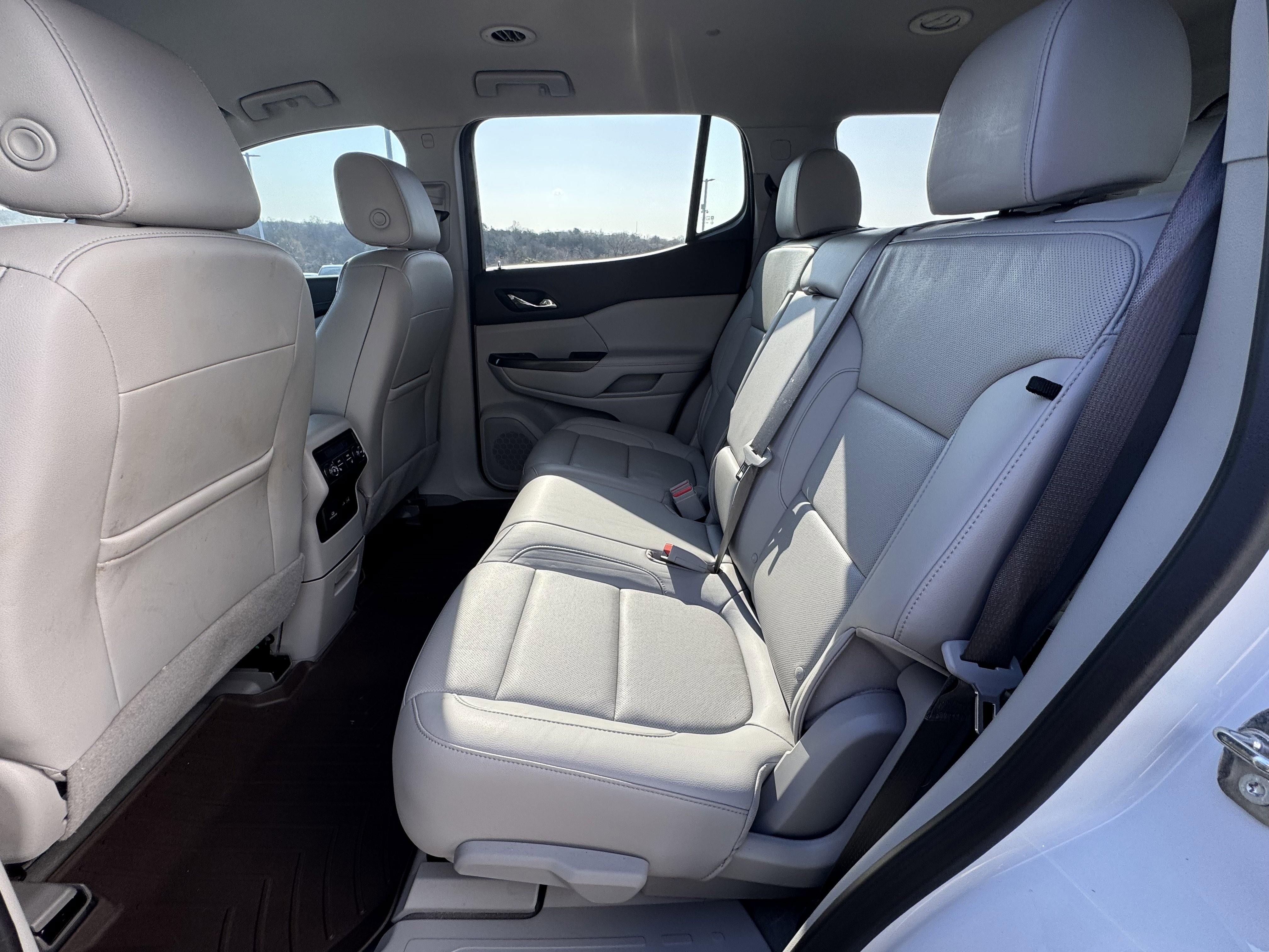 Used 2023 GMC Acadia SLT w/ Preferred Package FWD image 8