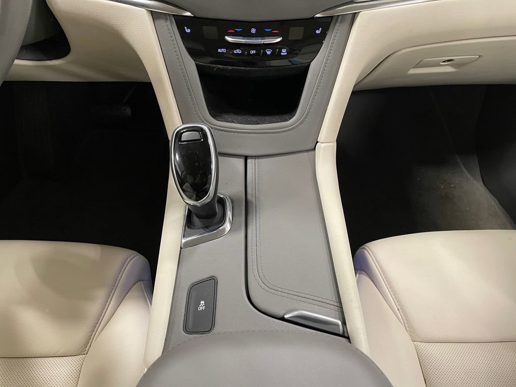 Used 2018 Cadillac XT5 Luxury w/ Driver Awareness Package image 11