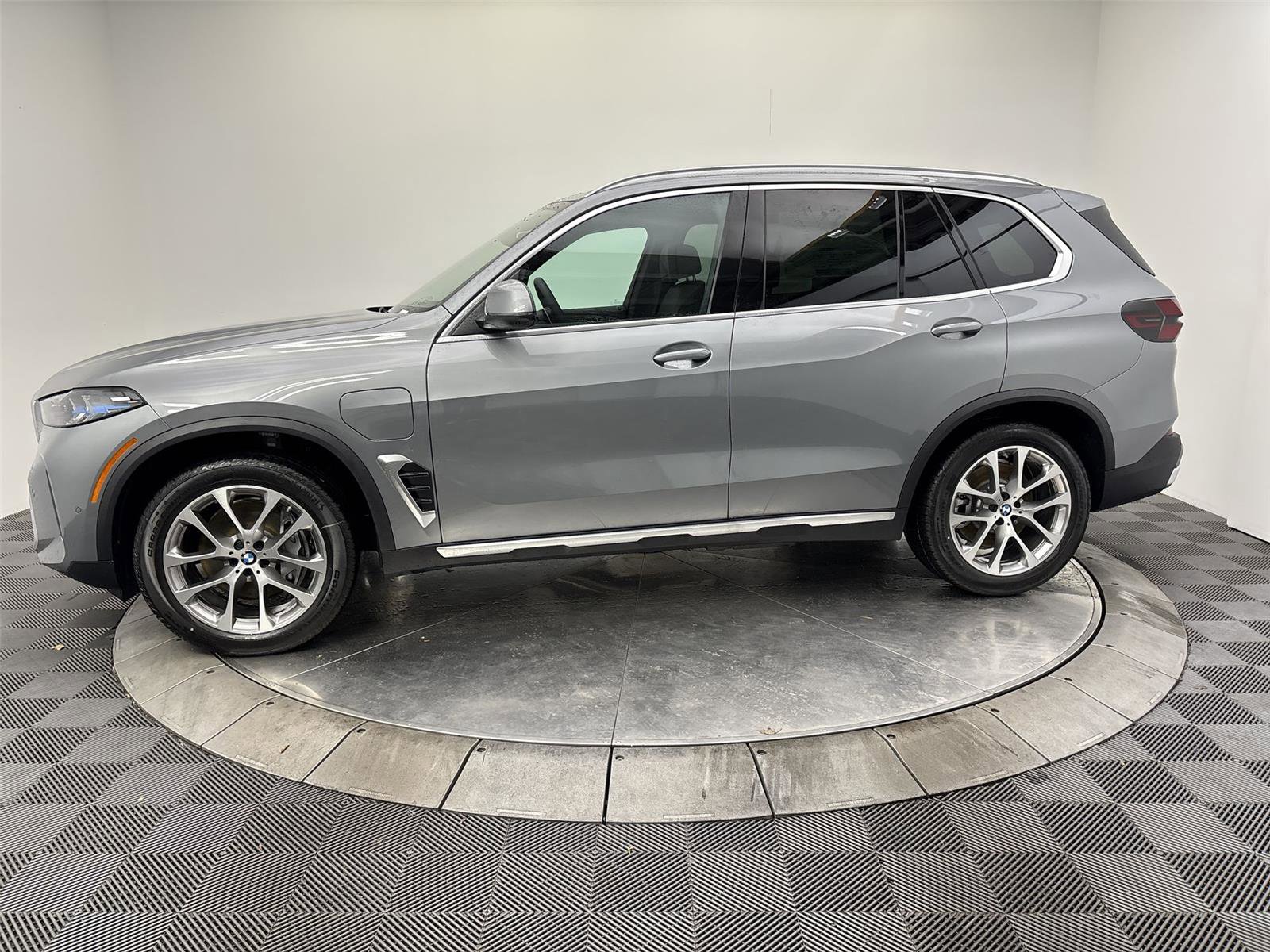 New 2026 BMW X5 xDrive50e w/ Climate Comfort Package image 16