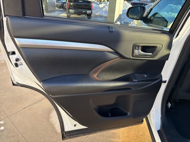 Used 2018 Toyota Highlander XLE image 27