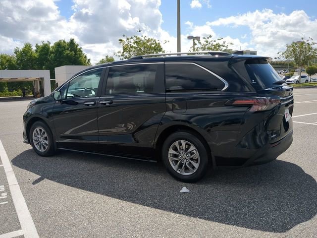 Certified 2025 Toyota Sienna XLE image 6