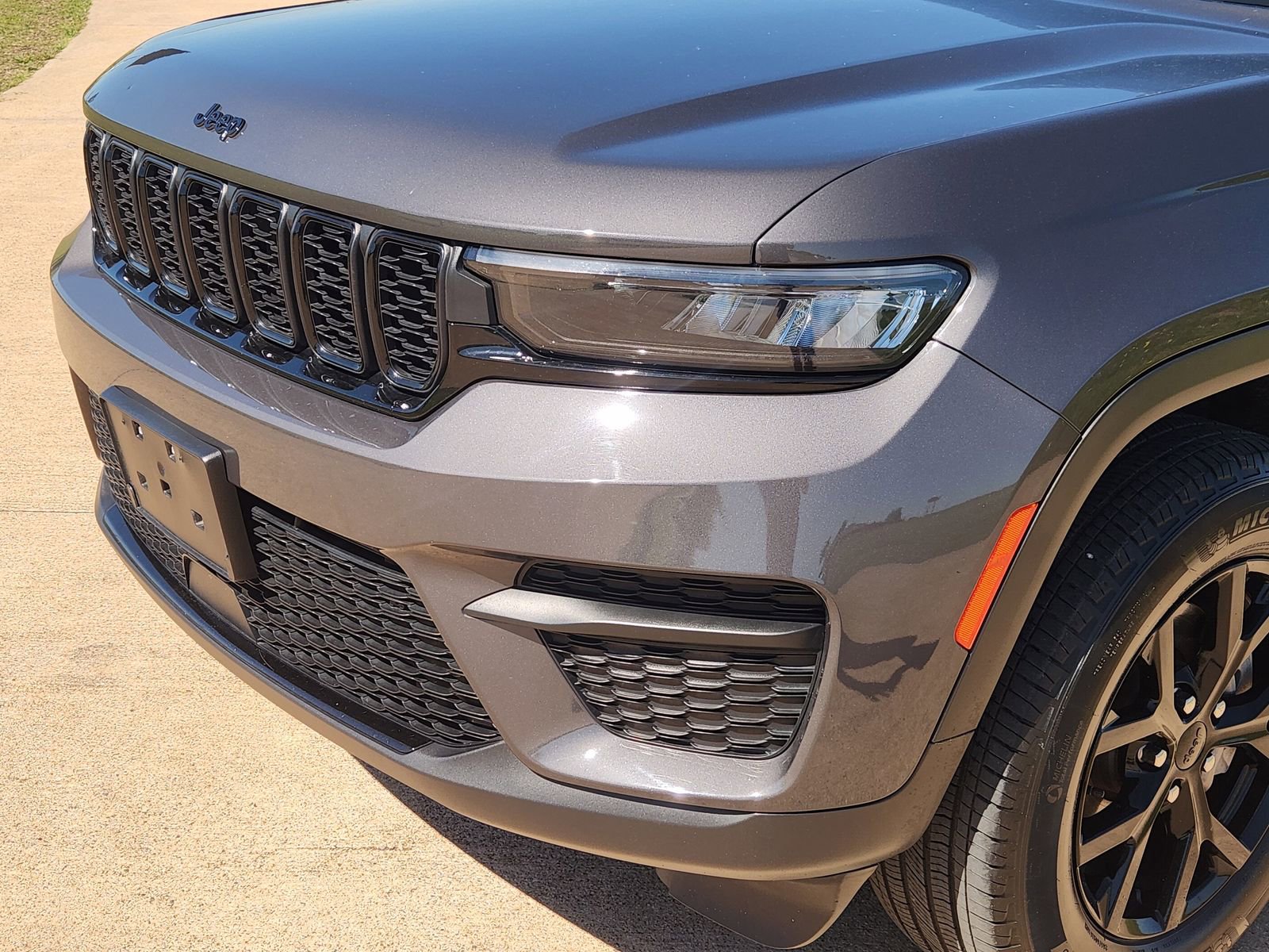 Used 2024 Jeep Grand Cherokee Altitude AWD/4WD image 10