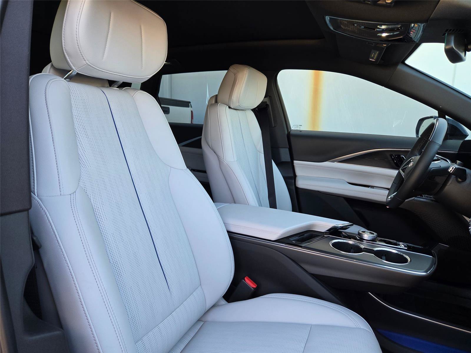 New 2026 Cadillac Lyriq Premium Luxury w/ LPO, Floor Liner Package AWD/4WD image 29
