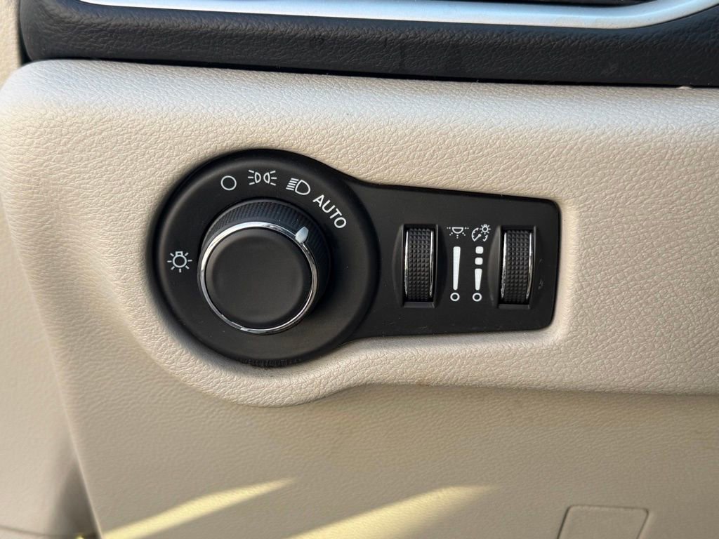 Used 2022 Chrysler Voyager LX image 32