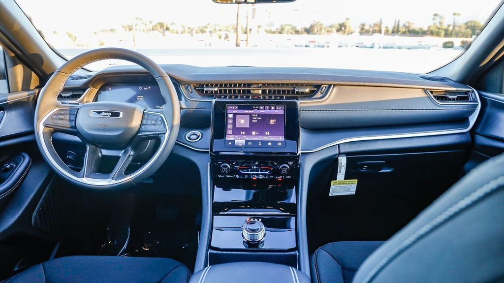 New 2025 Jeep Grand Cherokee Laredo X w/ Luxury Tech Group I image 13