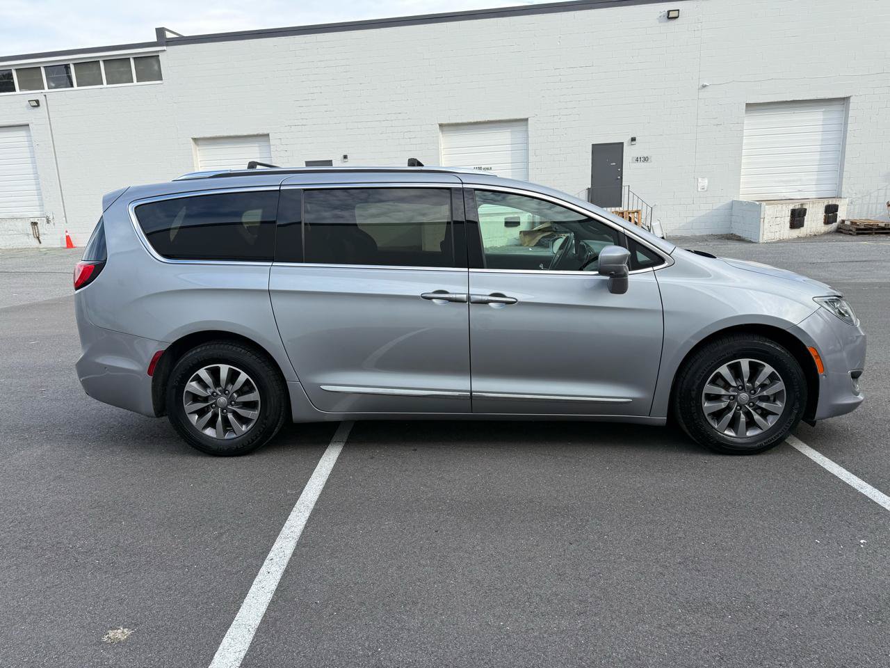 Used 2019 Chrysler Pacifica Touring-L FWD image 8