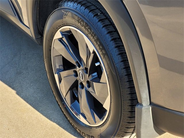 Used 2025 Nissan Rogue SV w/ SV Premium Package image 7