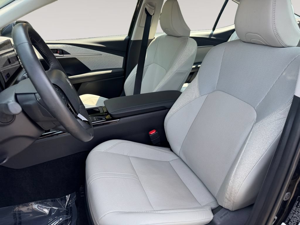 Used 2025 Toyota Camry XLE FWD image 9