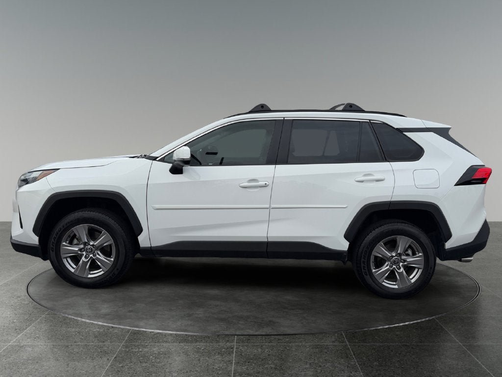 Used 2022 Toyota RAV4 XLE w/ Convenience Package FWD image 5
