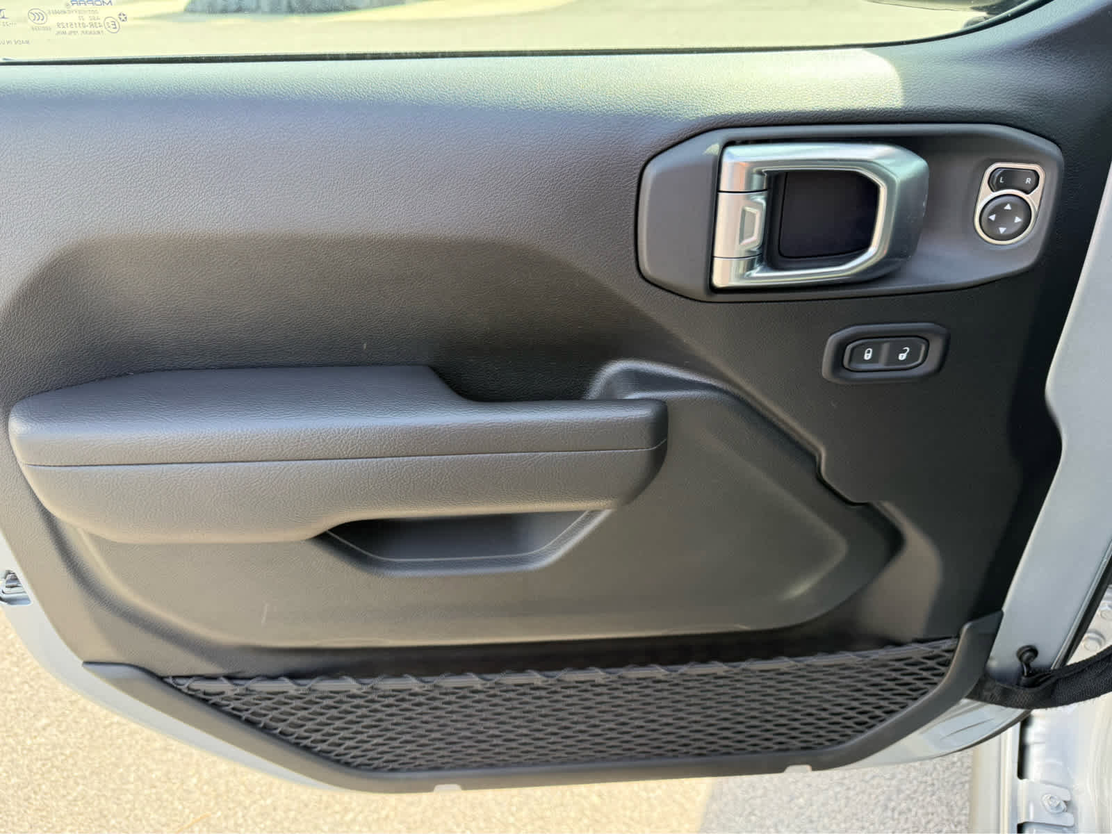 Used 2023 Jeep Wrangler Unlimited w/ Sun & Screen Package image 15