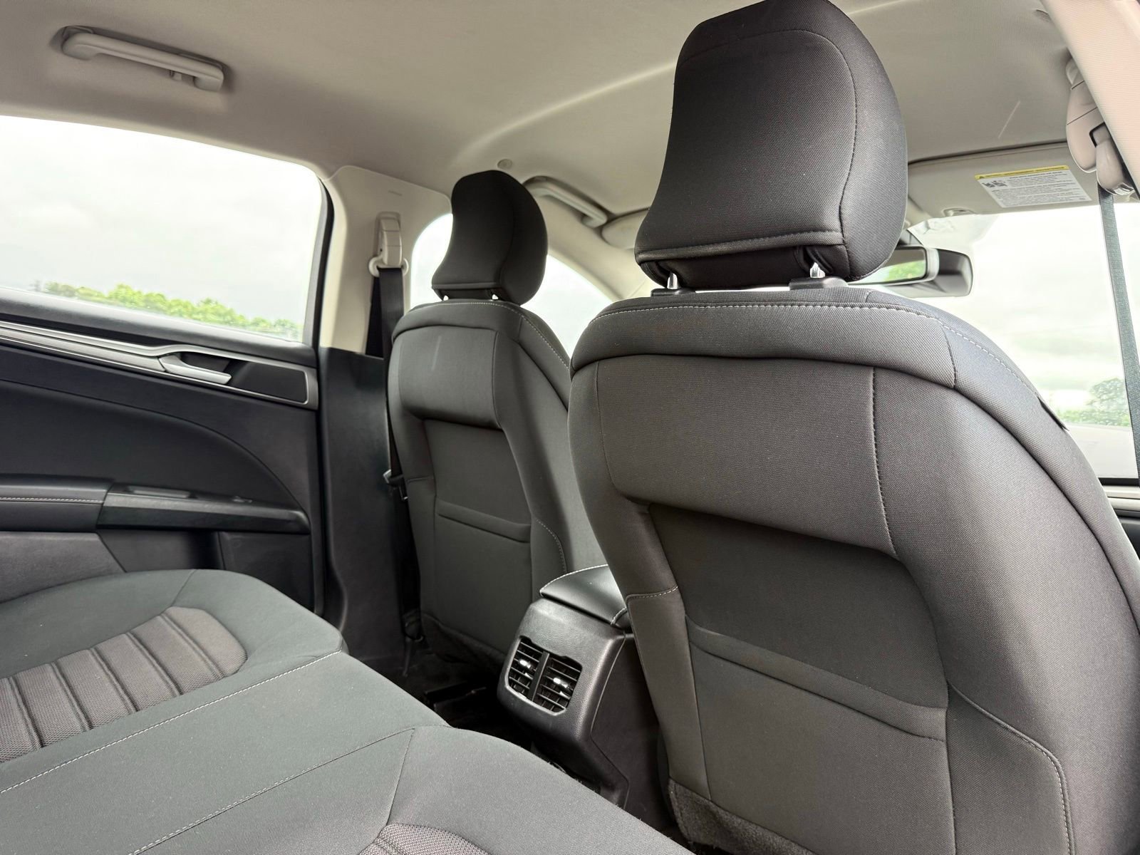 Used 2019 Ford Fusion SE FWD image 18