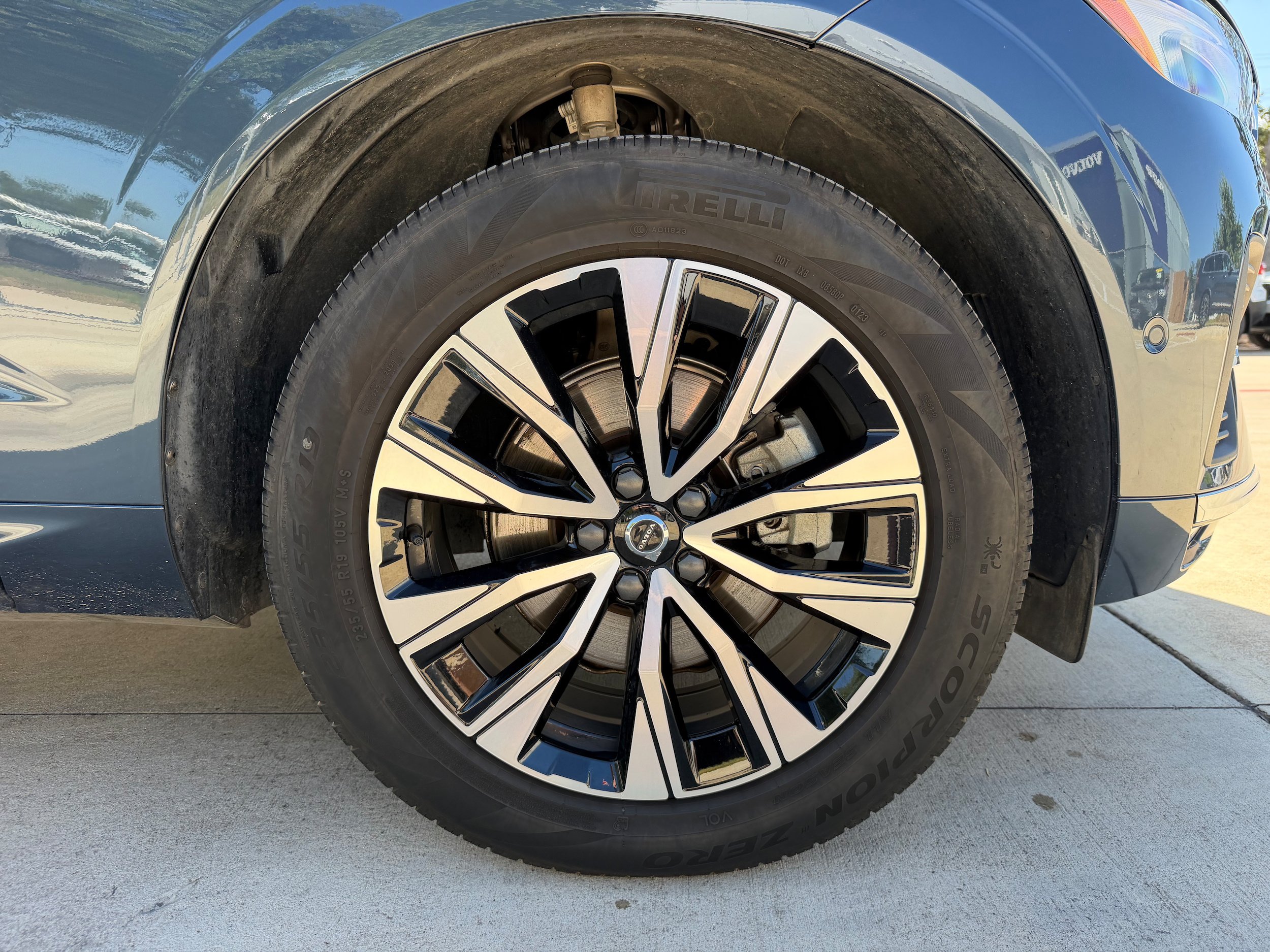 Certified 2023 Volvo XC60 B5 Plus AWD/4WD image 9