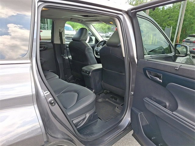 Used 2022 Toyota Highlander XLE image 26