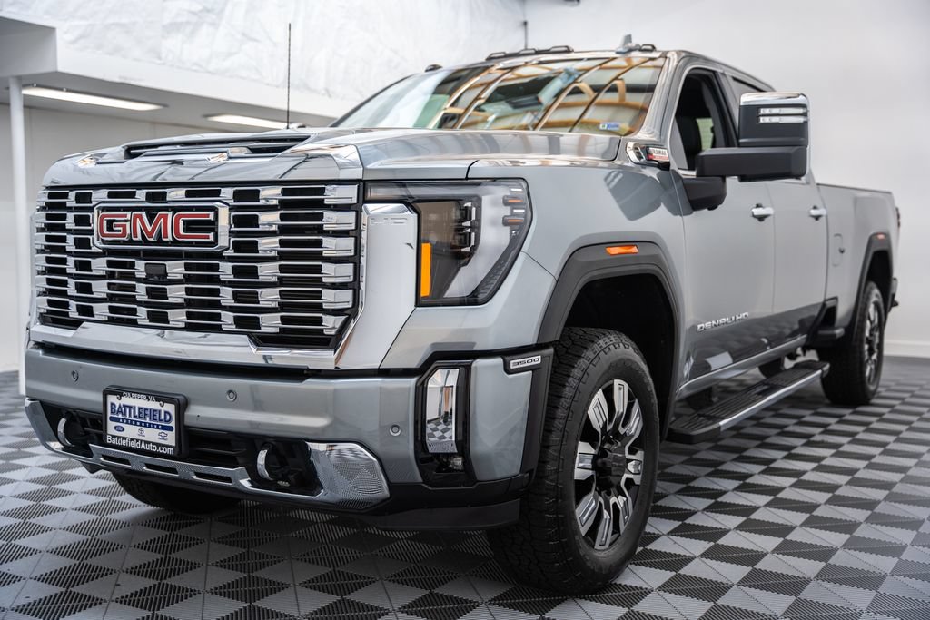 Used 2025 GMC Sierra 3500 Denali w/ Denali Reserve Package AWD/4WD image 3
