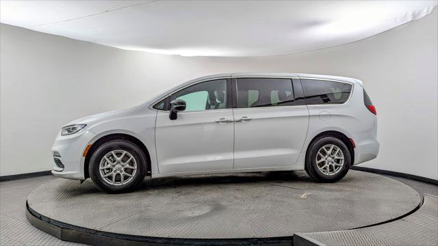 Used 2026 Chrysler Pacifica Select image 3