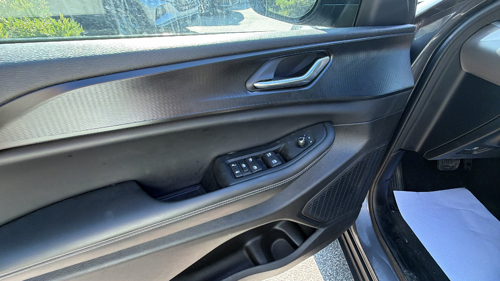 Used 2025 Jeep Grand Cherokee Laredo X RWD image 15
