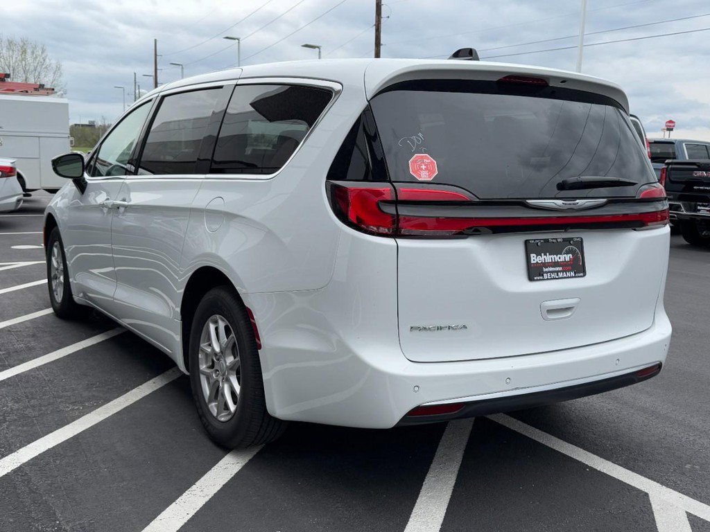 Used 2025 Chrysler Pacifica Select image 8
