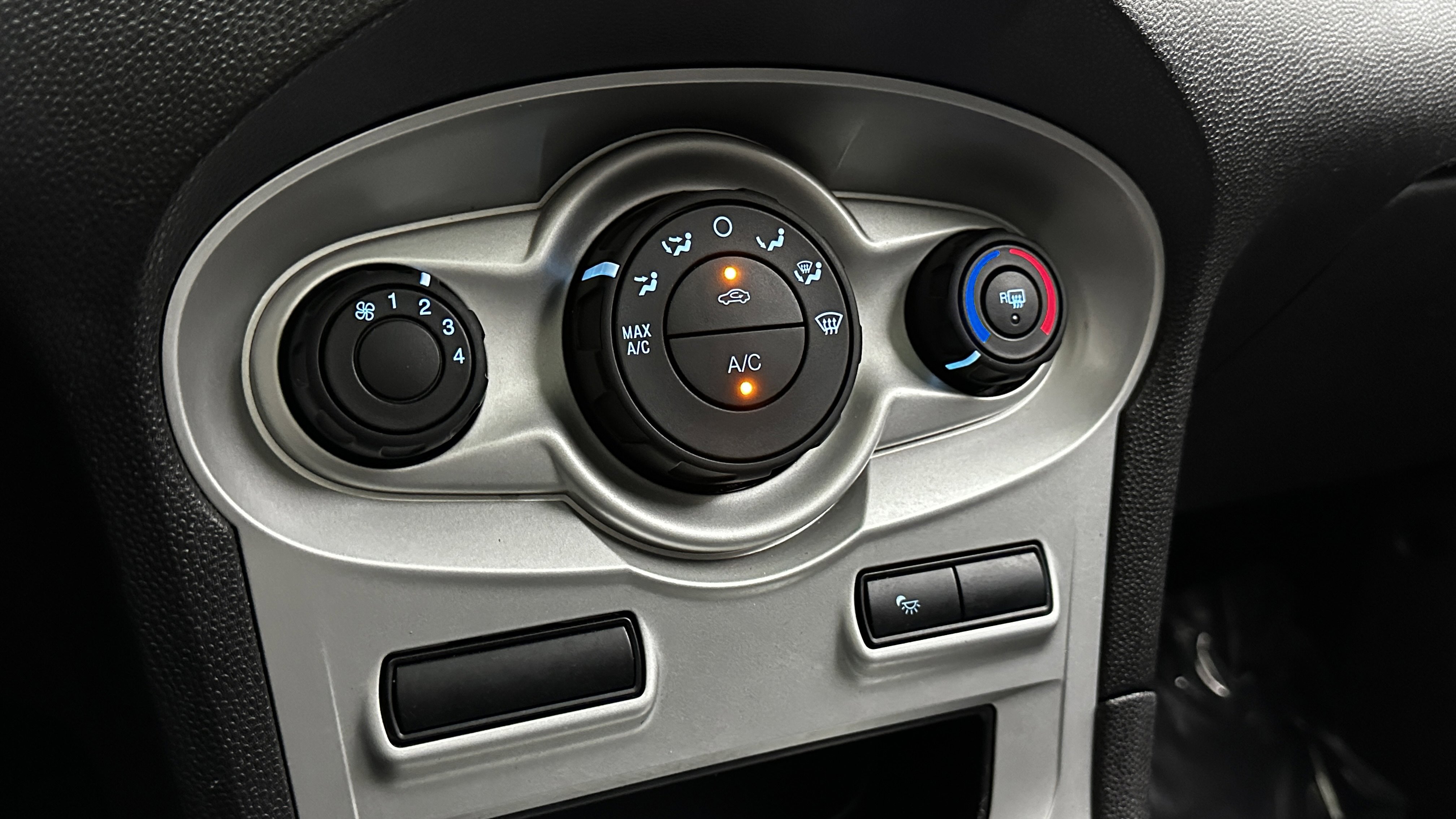 Used 2017 Ford Fiesta SE image 16