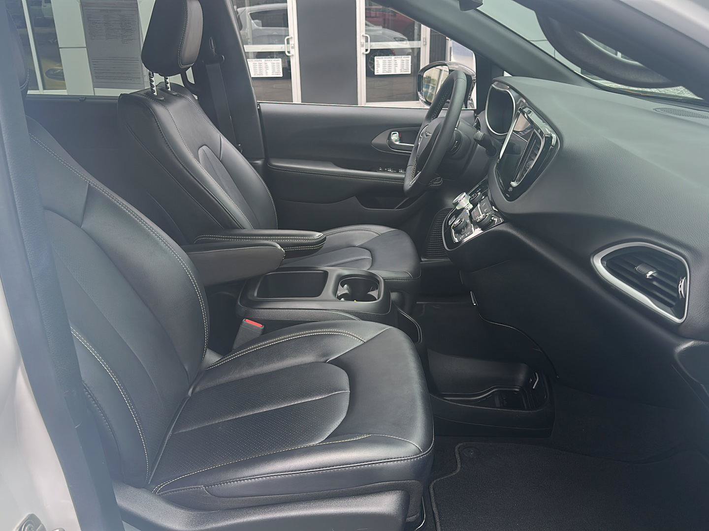 Used 2025 Chrysler Pacifica Select FWD image 13