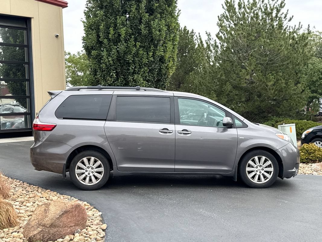 Used 2017 Toyota Sienna LE AWD/4WD image 7