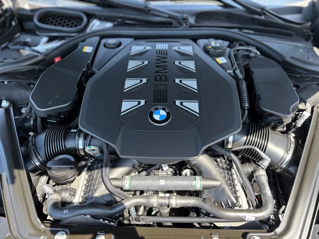 Used 2025 BMW 760i xDrive w/ Luxury Rear Seating Package image 27