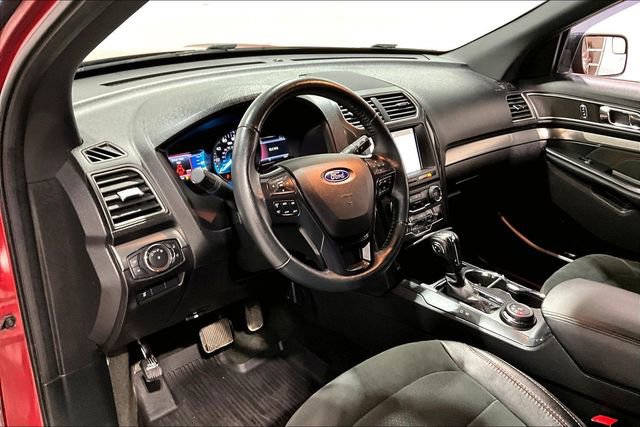 Used 2018 Ford Explorer XLT w/ XLT Appearance Package image 17
