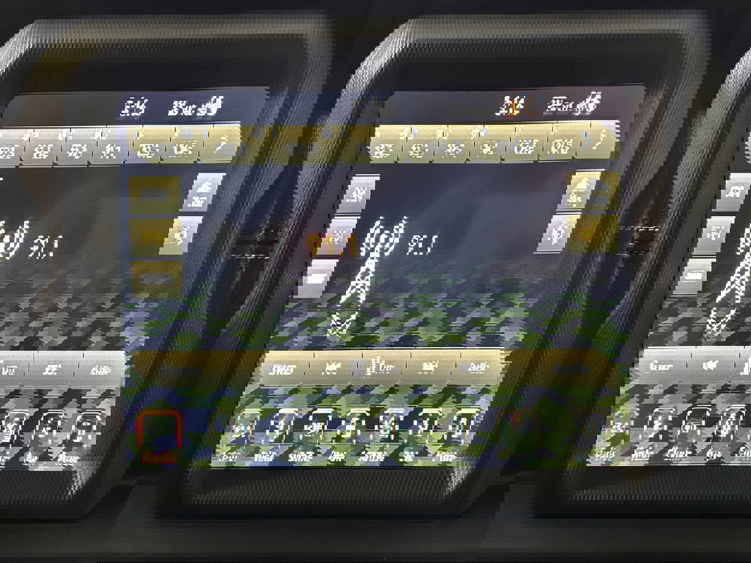 Used 2019 Jeep Wrangler Unlimited Sahara w/ Uconnect 4C Nav & Sound Group image 5