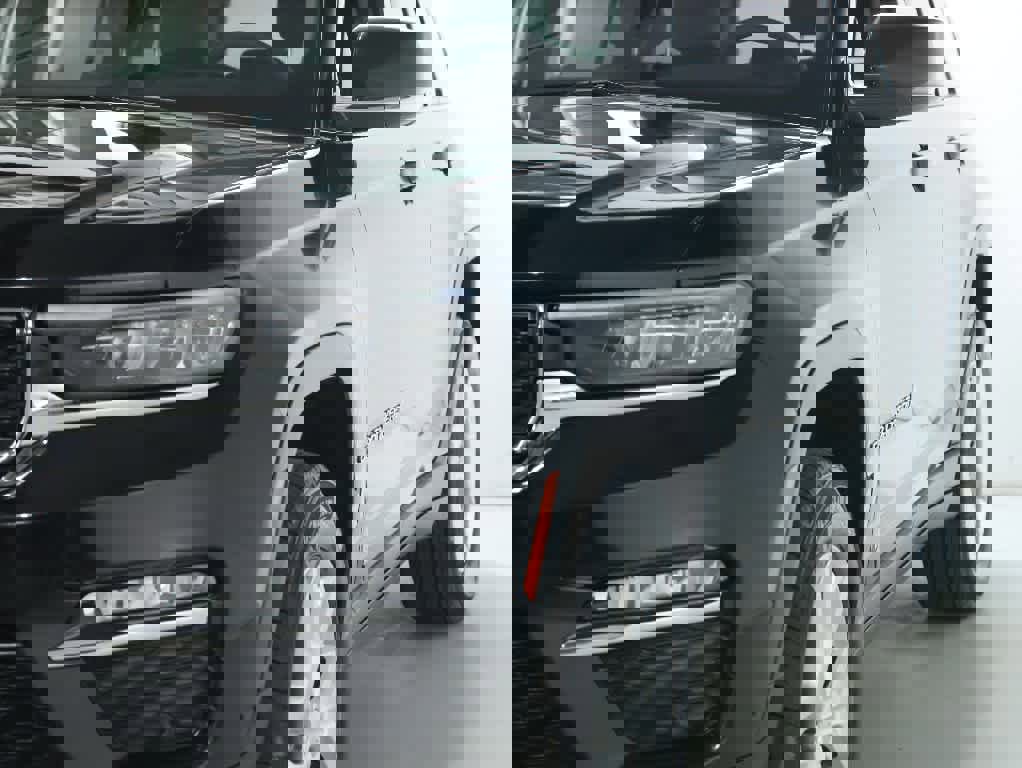 Used 2023 Jeep Grand Cherokee Limited w/ Luxury Tech Group II image 4