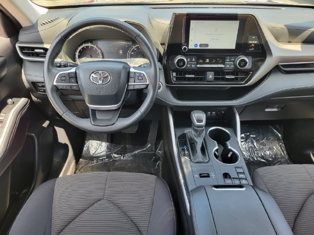 Used 2025 Toyota Highlander LE FWD image 6