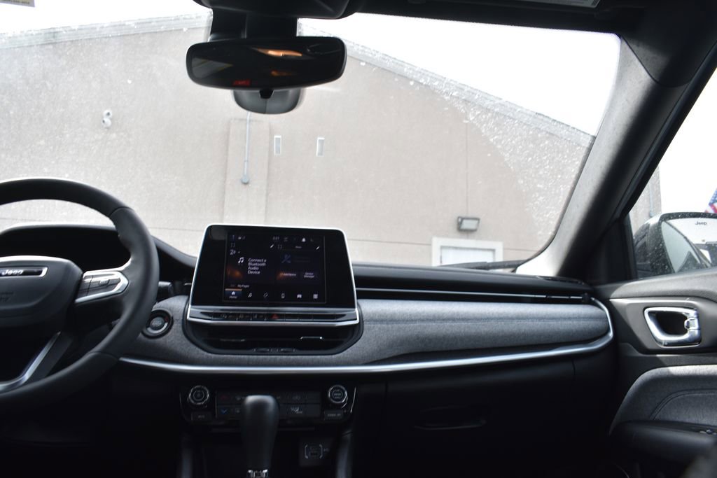 Used 2025 Jeep Compass Latitude image 28