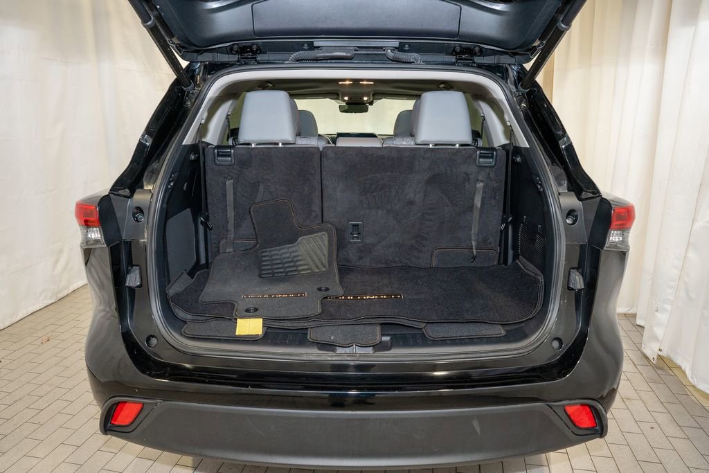 Used 2023 Toyota Highlander Bronze Edition image 6