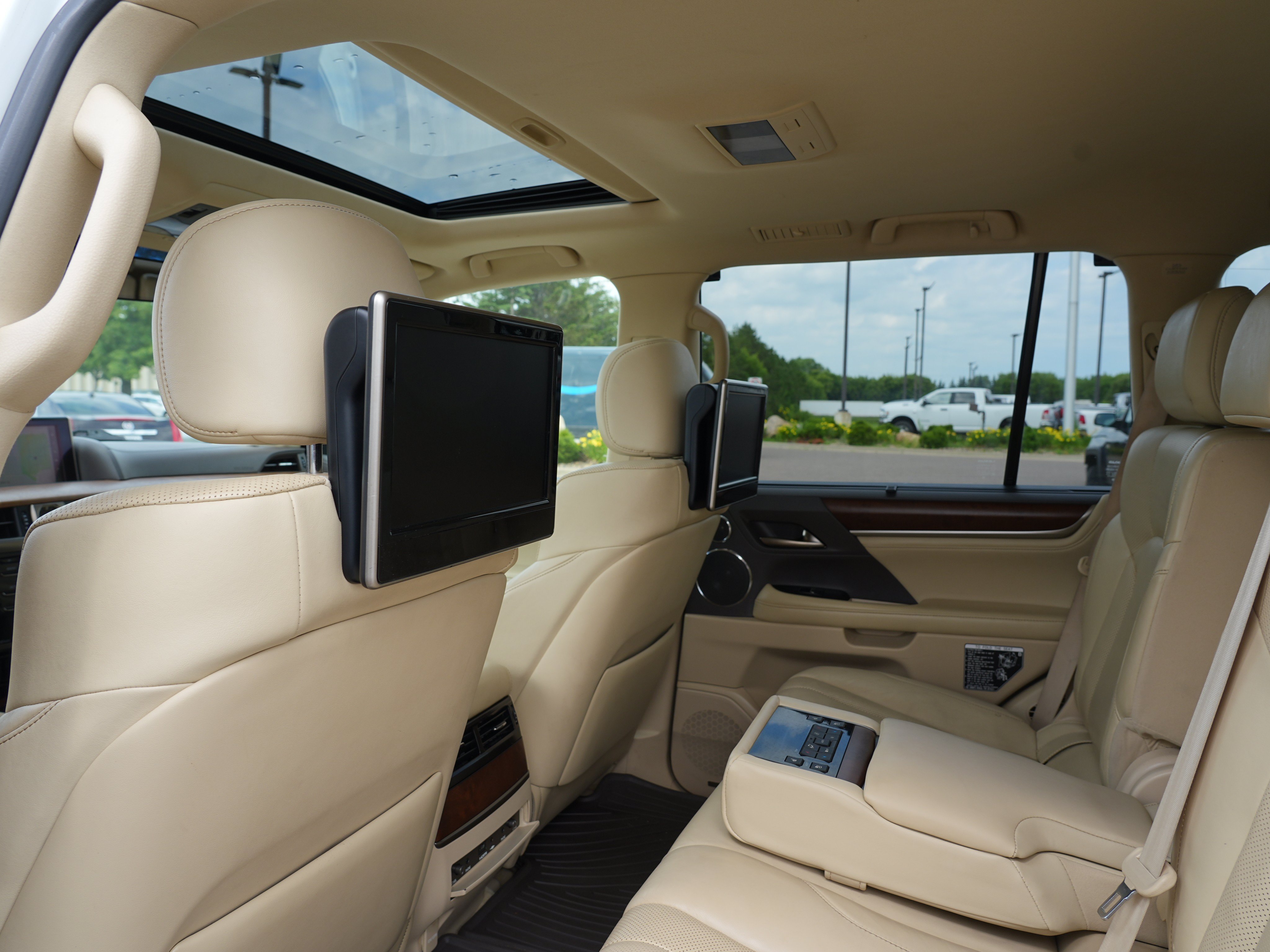 Used 2016 Lexus LX 570 4WD w/ Luxury Package image 19