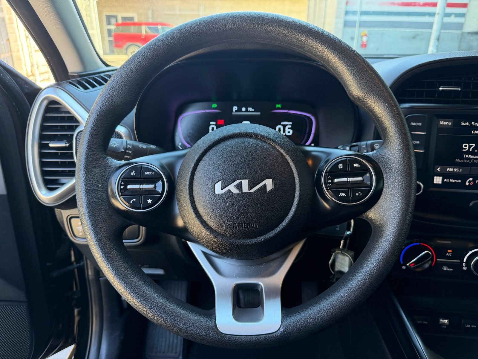 Used 2025 Kia Soul LX w/ LX Technology Package FWD image 25