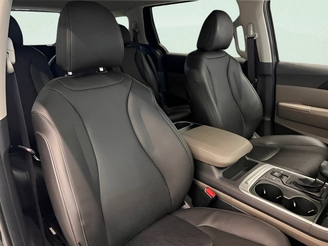 Used 2026 Kia Carnival FWD image 16