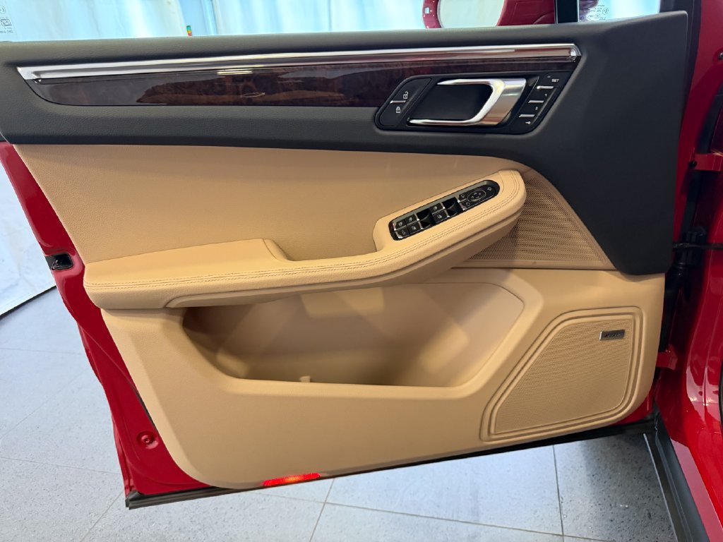 Certified 2026 Porsche Macan AWD/4WD image 15