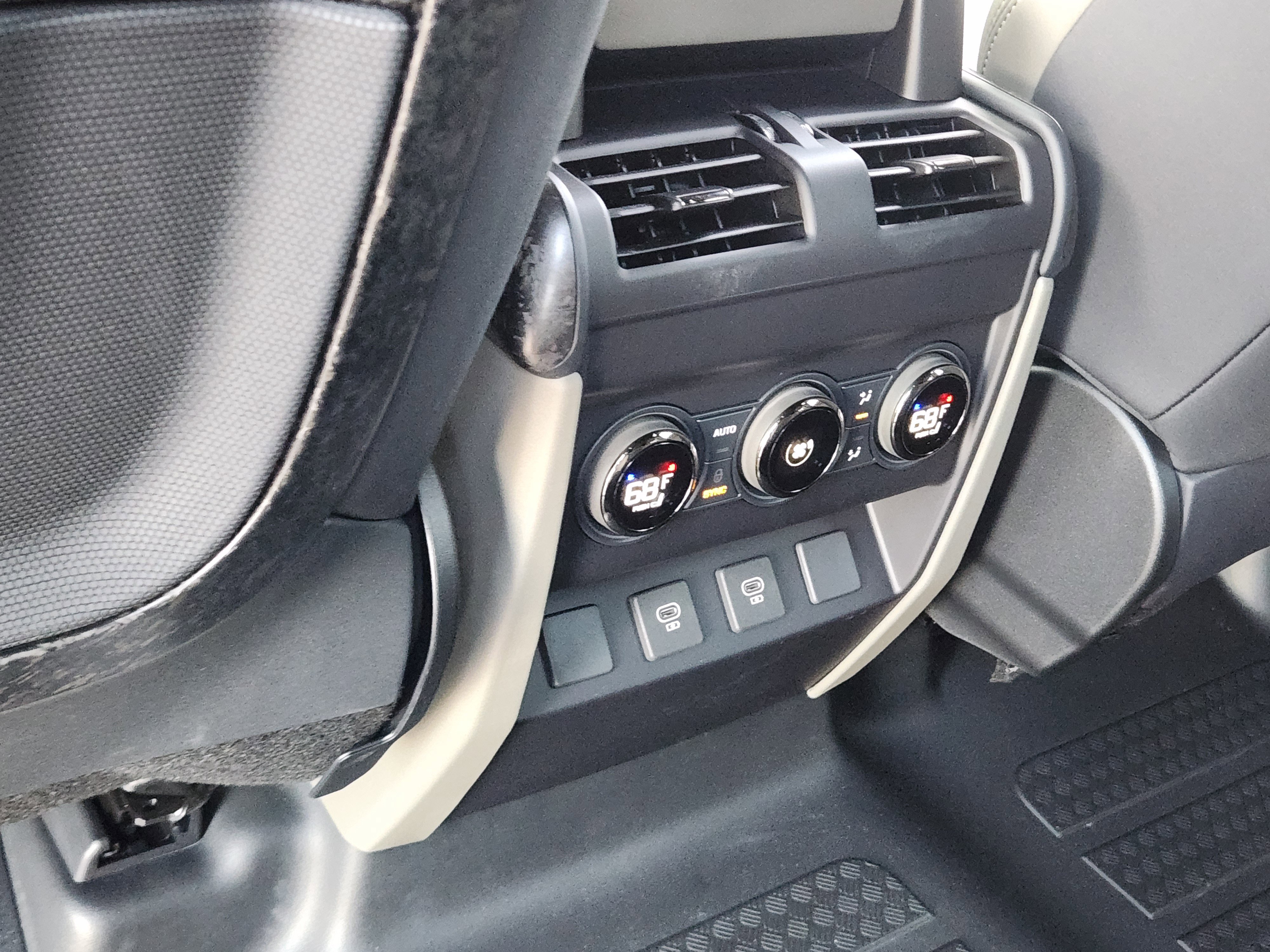 Certified 2025 Land Rover Defender 110 image 33