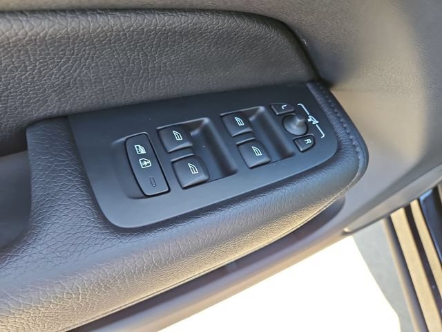 Used 2022 Volvo XC60 B5 Momentum w/ Climate Package AWD/4WD image 23