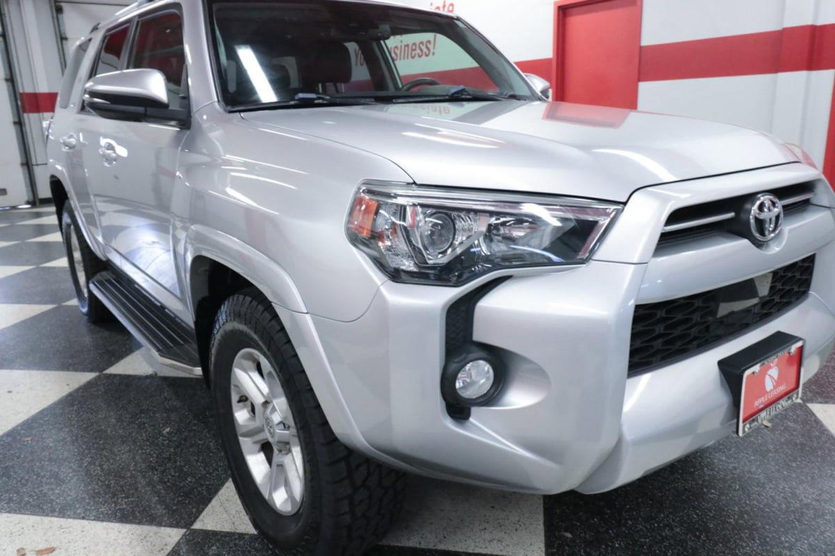 Used 2020 Toyota 4Runner SR5 Premium w/ Moonroof Package RWD image 32