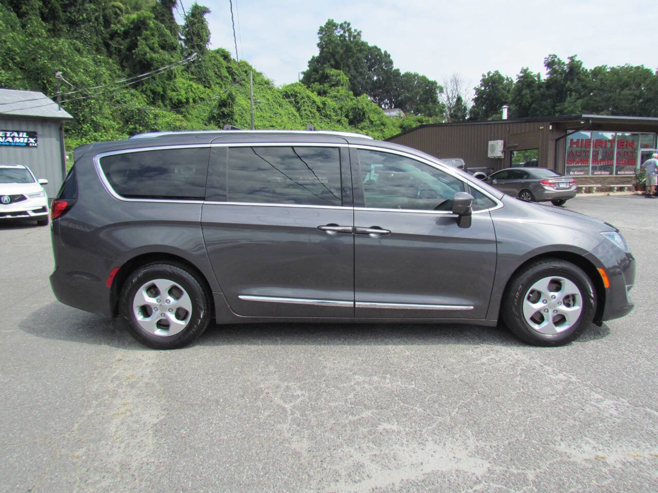 Used 2017 Chrysler Pacifica Touring-L Plus w/ Advanced Safetytec Group image 8