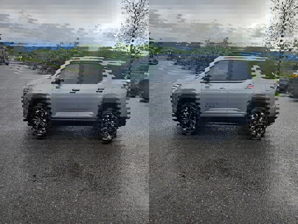 Used 2025 Chevrolet Equinox RS image 2