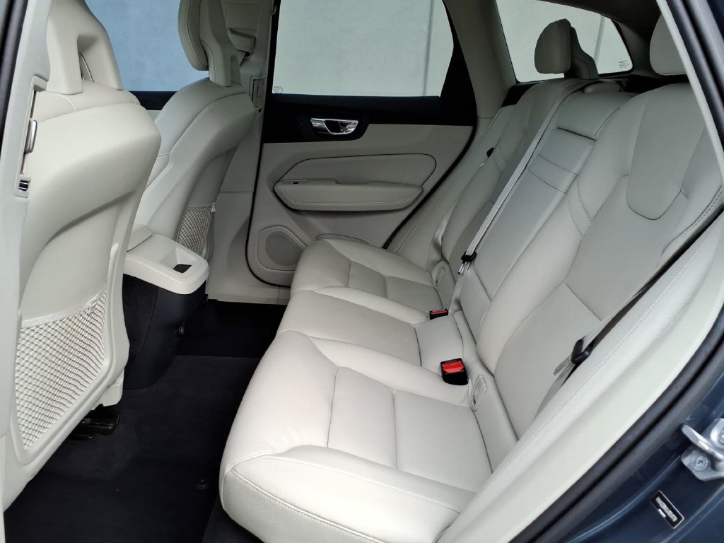 Used 2018 Volvo XC60 T6 Momentum w/ Convenience Package AWD/4WD image 8