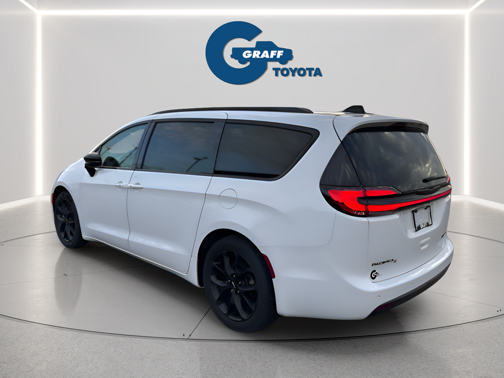 Used 2025 Chrysler Pacifica Limited FWD image 3