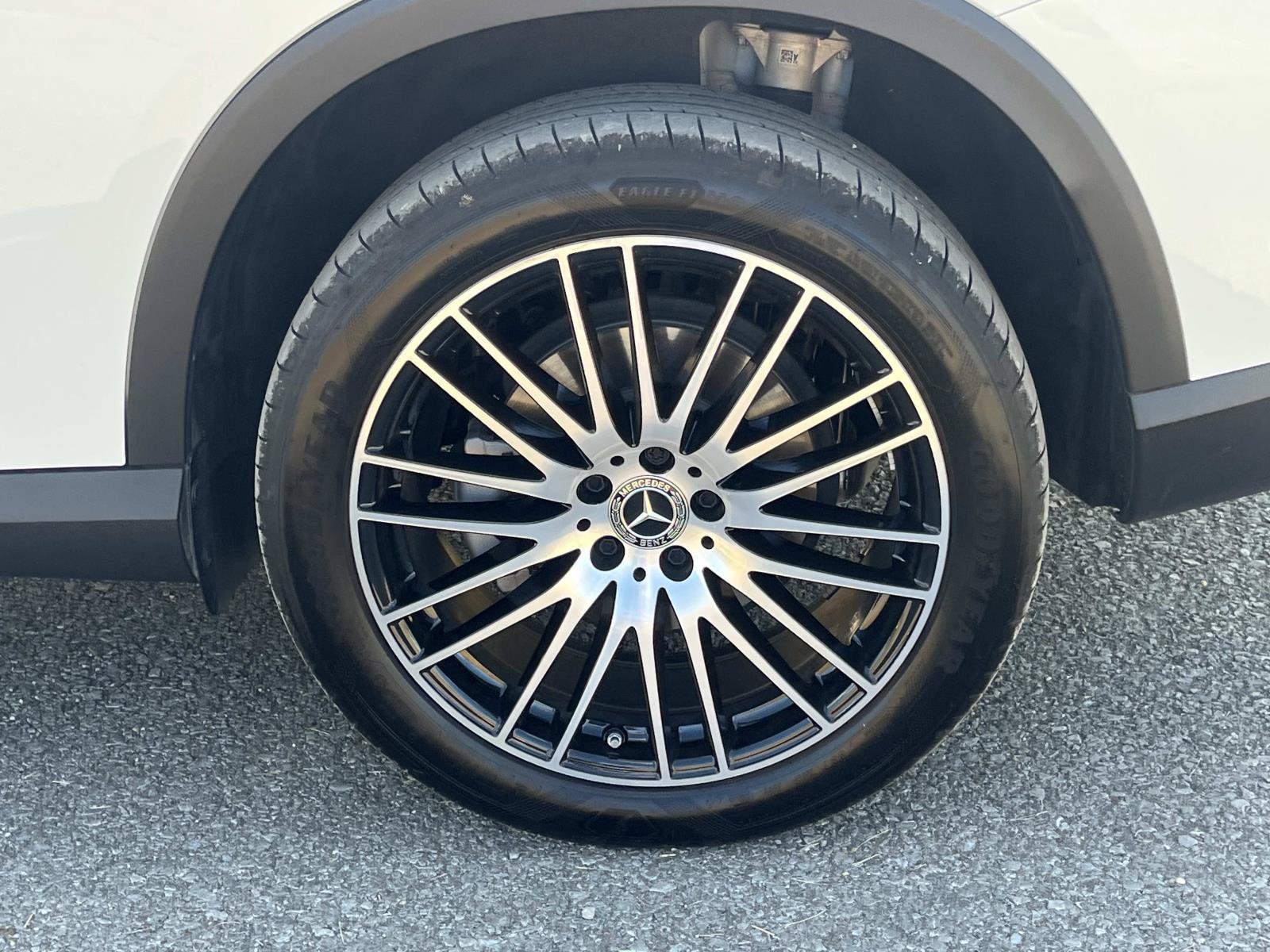 Certified 2025 Mercedes-Benz GLC 300 image 11