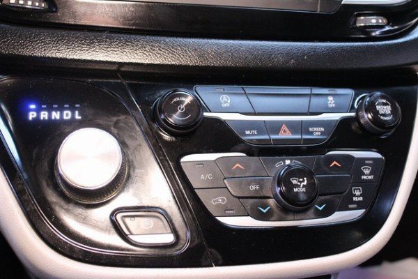 Used 2020 Chrysler Voyager Lxi image 28