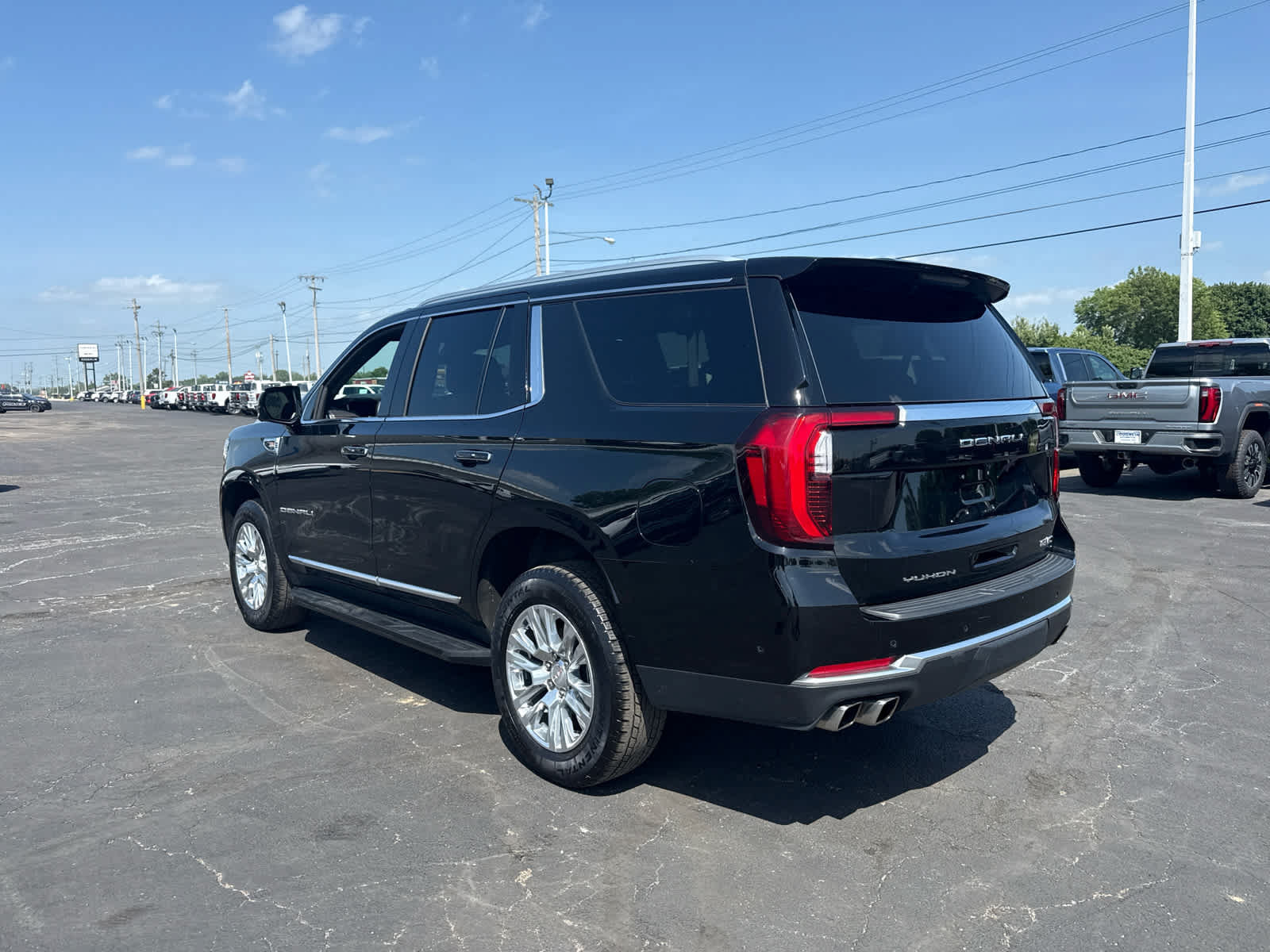 Used 2025 GMC Yukon Denali AWD/4WD image 3