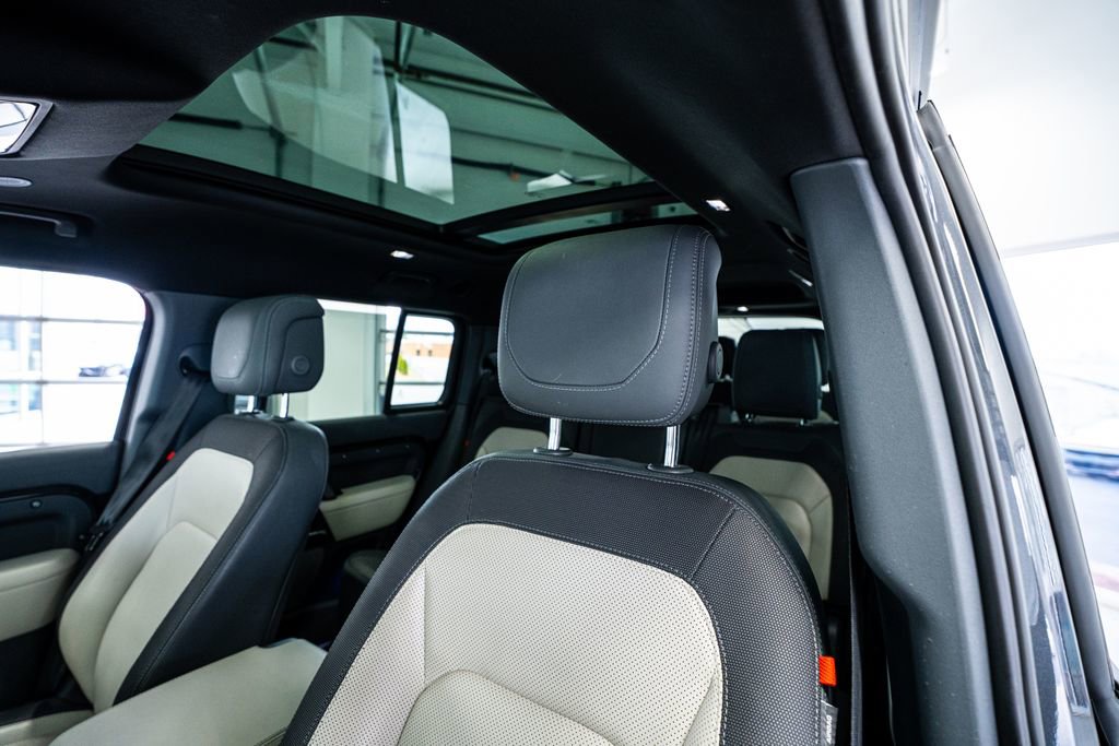 Used 2023 Land Rover Defender 130 X-Dynamic SE image 38